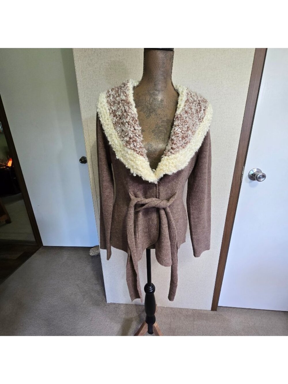 Rosie Neira Large 100% Wool Cardigan With Tie Front & Textured Collar Brown/Crea - Picture 1 of 6
